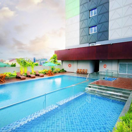 Ayola First Point Hotel Pekanbaru Exterior photo