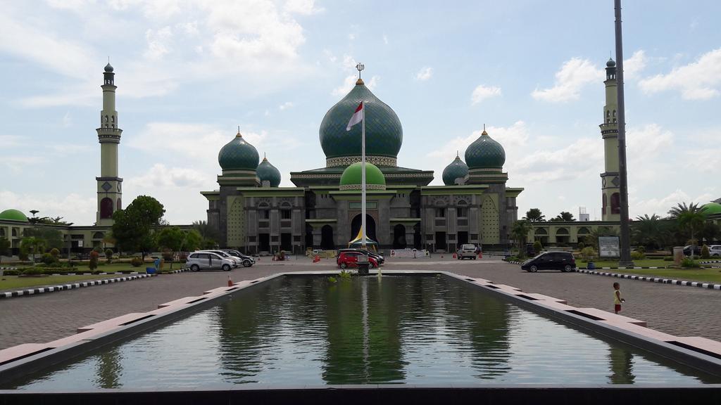 Ayola First Point Hotel Pekanbaru Exterior photo