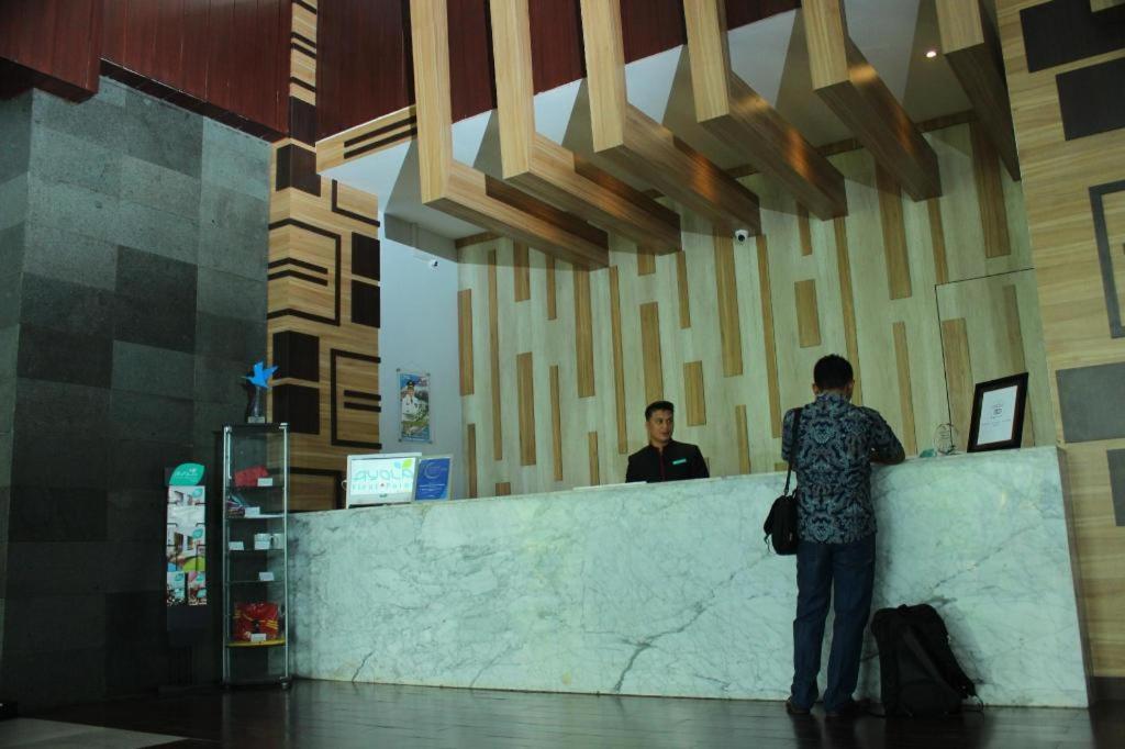 Ayola First Point Hotel Pekanbaru Exterior photo