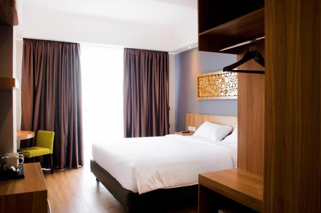 Ayola First Point Hotel Pekanbaru Exterior photo