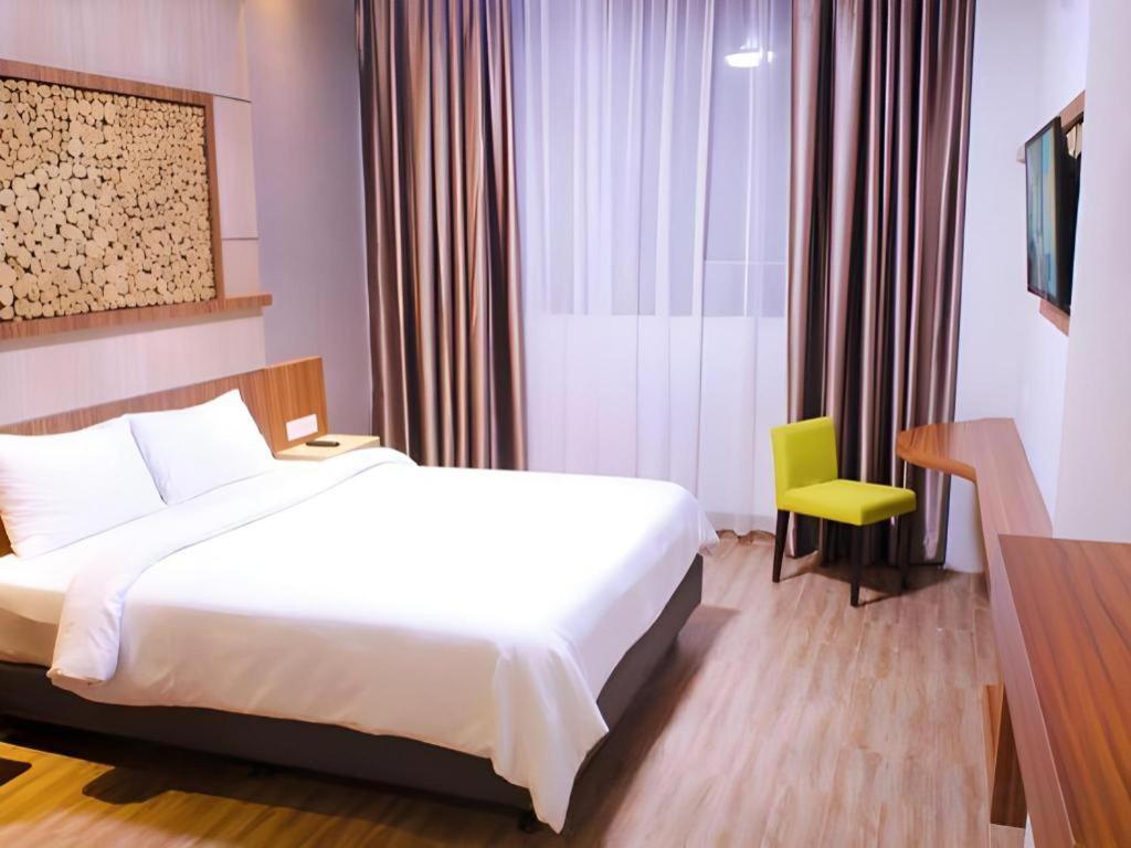 Ayola First Point Hotel Pekanbaru Exterior photo
