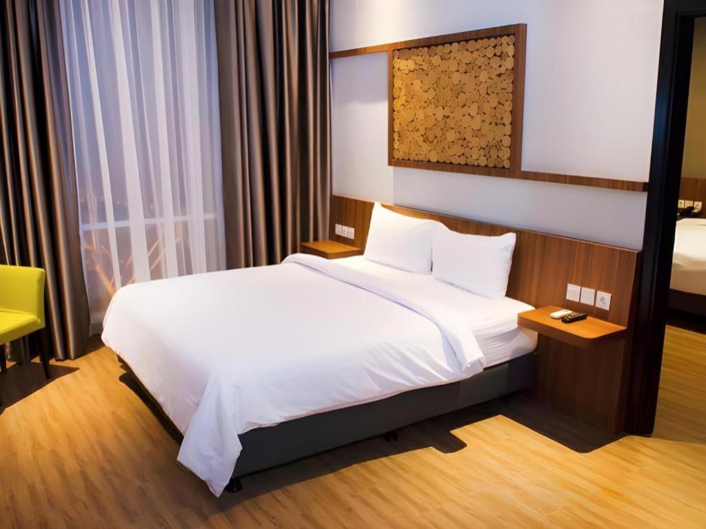 Ayola First Point Hotel Pekanbaru Exterior photo