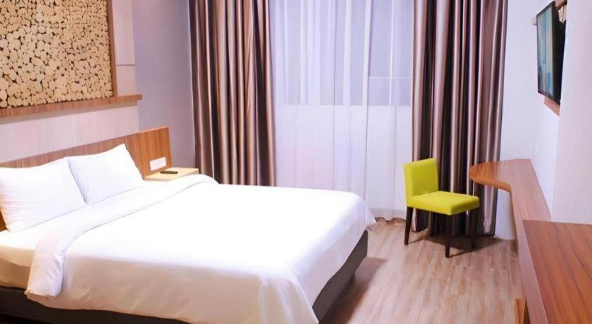 Ayola First Point Hotel Pekanbaru Exterior photo