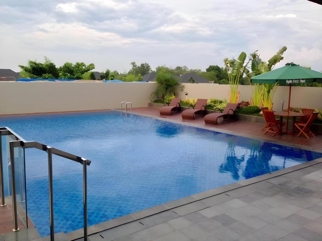 Ayola First Point Hotel Pekanbaru Exterior photo