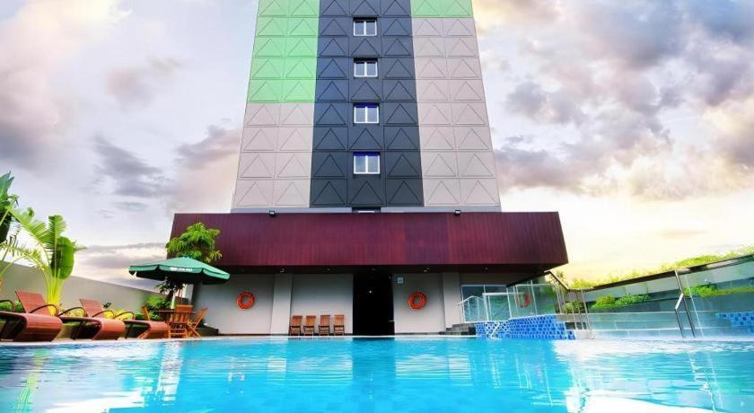Ayola First Point Hotel Pekanbaru Exterior photo