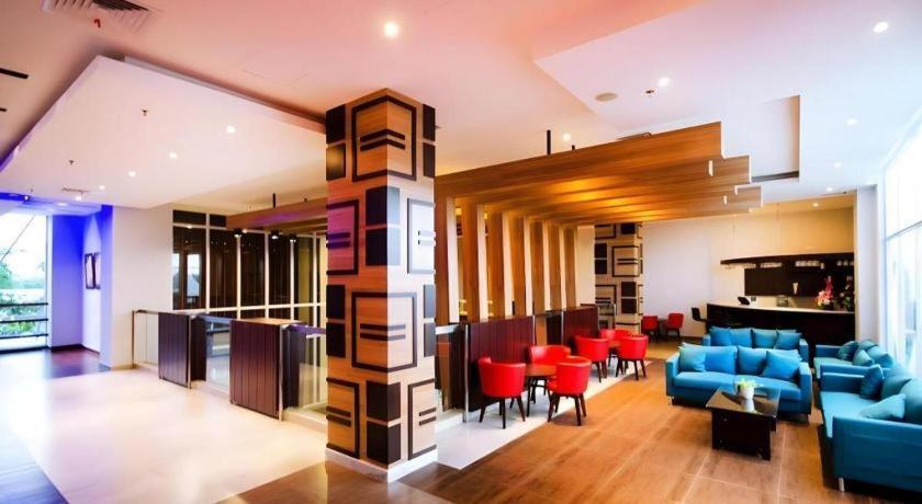 Ayola First Point Hotel Pekanbaru Exterior photo