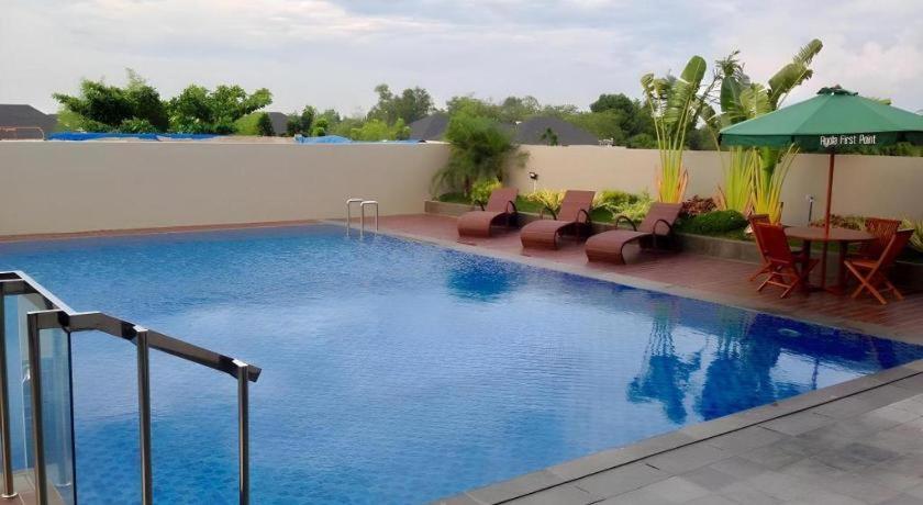 Ayola First Point Hotel Pekanbaru Exterior photo