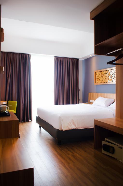 Ayola First Point Hotel Pekanbaru Exterior photo