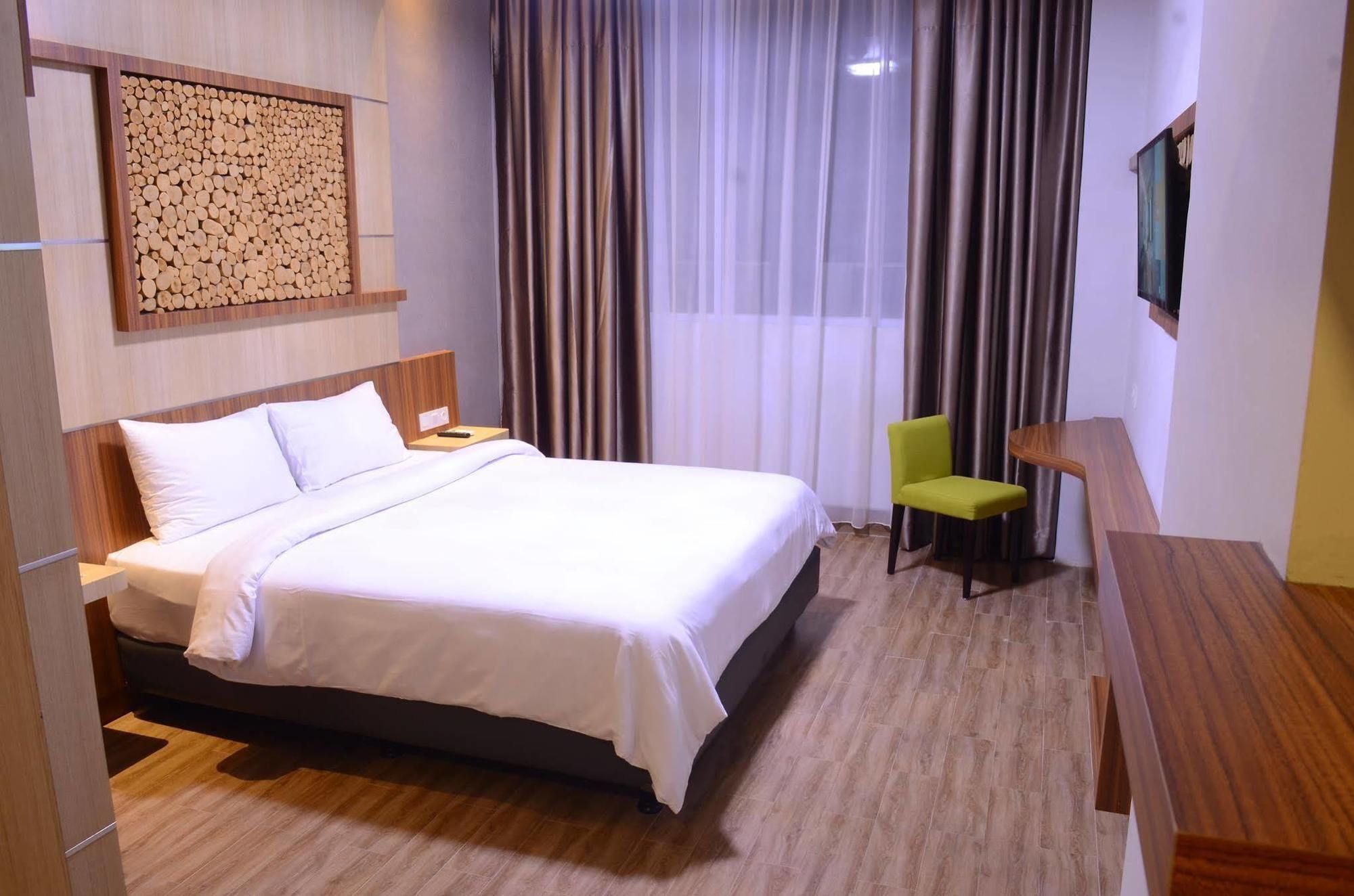 Ayola First Point Hotel Pekanbaru Exterior photo