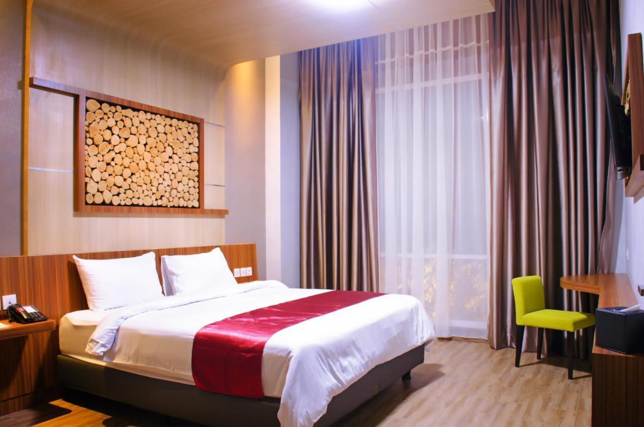 Ayola First Point Hotel Pekanbaru Exterior photo